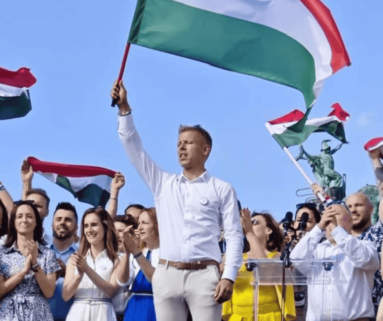 A közmédia épülete elé hívja szimpatizánsait Magyar Péter