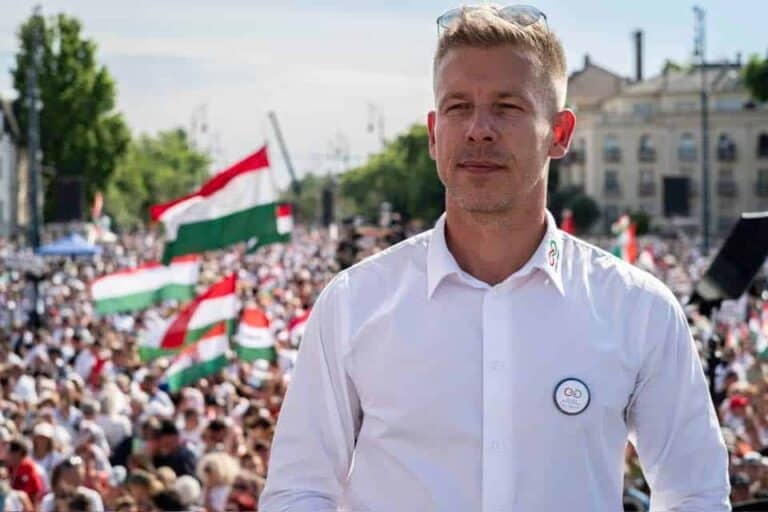 Tüntetés a közmédia előtt – Magyar Péter: Elég volt a hazugságból és elhallgatásból