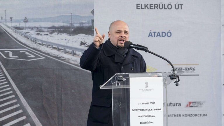 Botrány és káosz Bátonyterenyén: Több száz milliós hiány, mégis milliós jutalmakat osztogatott magának a fideszes városvezetés