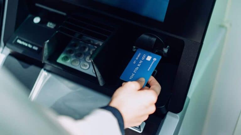 Folytatódik a banki díjemelés: januártól a CIB Bank is áthárítja az emelt tranzakciós illetéket az ügyfelekre