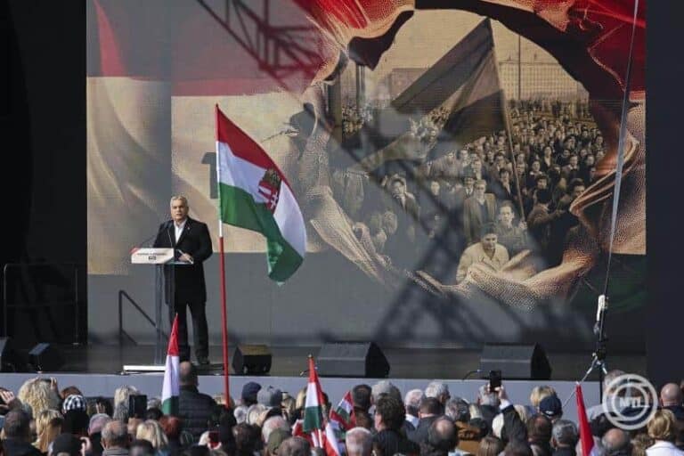 Videón, hogyan hurcolták el a rendőrök az Orbánt gúnyoló transzparenst feltartó férfit