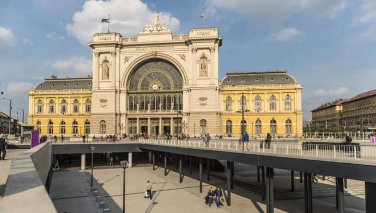 A DK fővárosi frakciója előterjesztést nyújt be, hogy a Főváros vegye át a négy főpályaudvar fenntartását