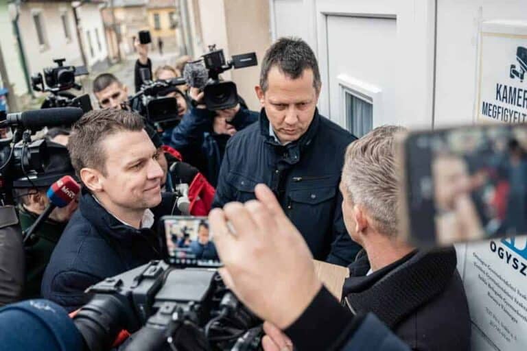 Olvasóink szerint Menczer Tamásnak távoznia kell a keddi pécsi botrány után