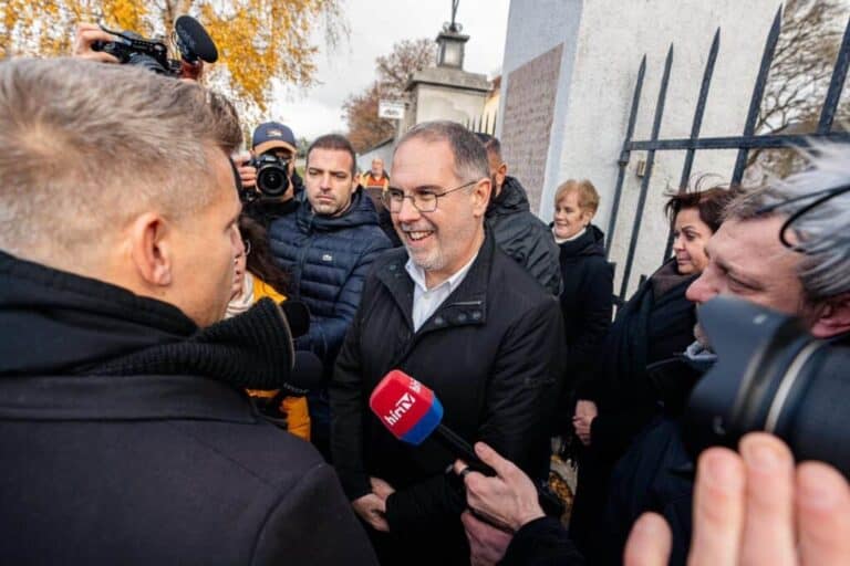Magyar Pétert kitiltották a pécsi gyermekotthonból