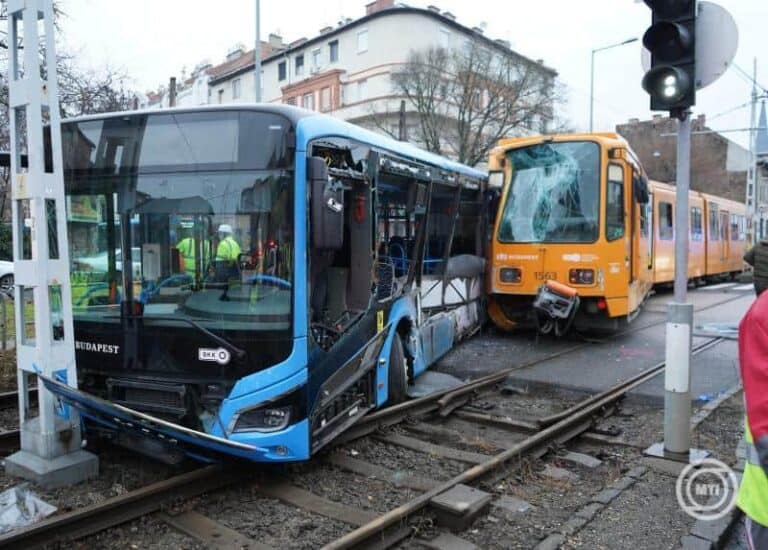 Villamos és busz ütközött, többen megsérültek