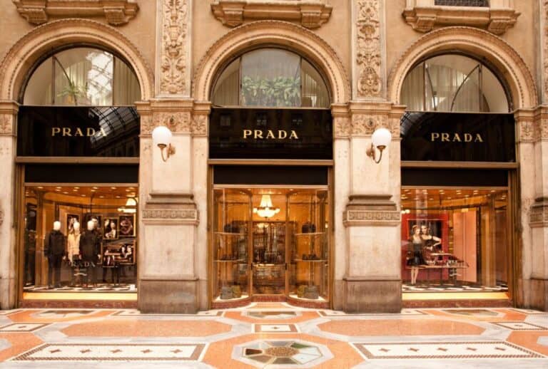 A Prada olasz luxuscikk gyártó megvásárolja a Versace divatcéget