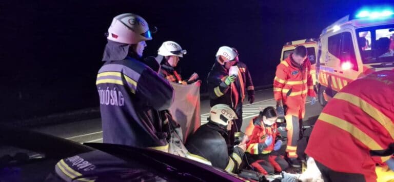 Szabadnapos tűzoltó is segített a karambolnál