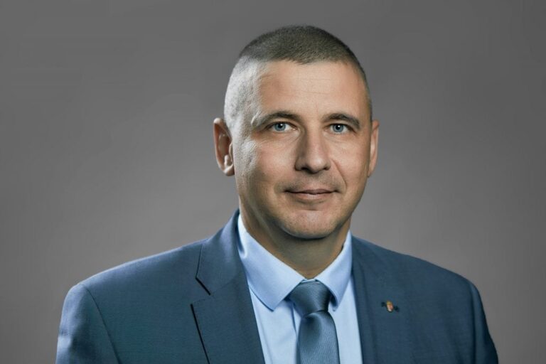 a kormány méltatlan és minősíthetetlen kommunikációt és viselkedést folytat