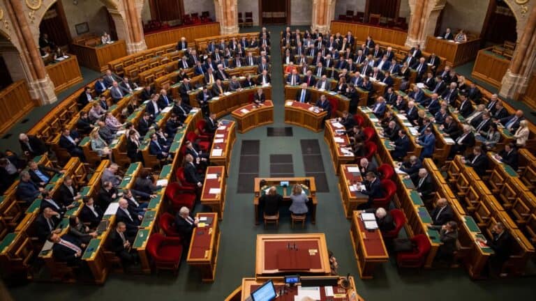 Az Országgyűlés megszavazta Polt Péter és Hende Csaba alkotmánybírói kinevezését, tizennégy fősre bővült a testület