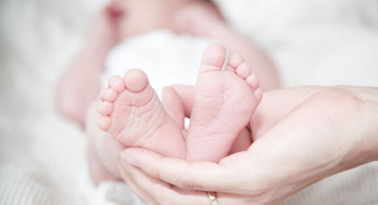 Az első anyák napja – kórházban. Mi lett a babákkal, akiket nem fogadtak örökbe?