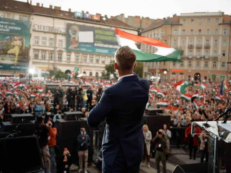 A Tisza Párt szerint Orbán háborúra készül, miközben a békéről beszél