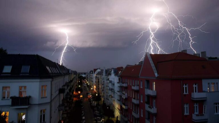És akkor búcsút int a nyár: az egész országra riasztást adtak ki, zivatar, vihar, 20 fok alatti hőmérséklet lesz egész vasárnap
