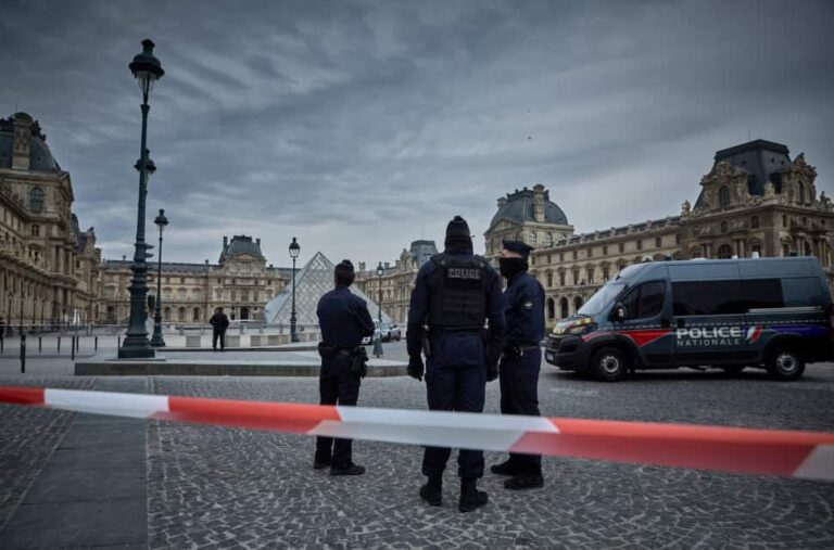 Csuklyás tolvajok törtek be a Louvre-ba – kiderült, mit lophattak el a múzeumból