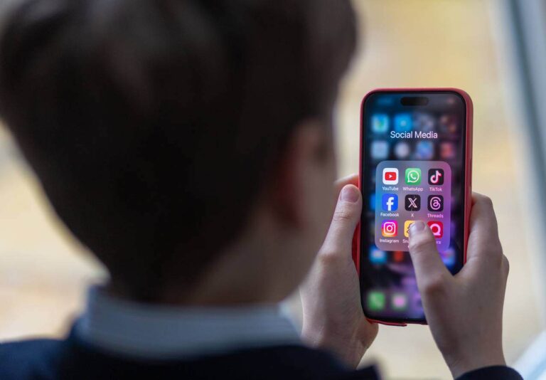 Mesterséges intelligenciával felturbózott kamuprofil-hálózat tolja Facebookon a Fidesz szekerét – így működik a láthatatlan propaganda új korszaka