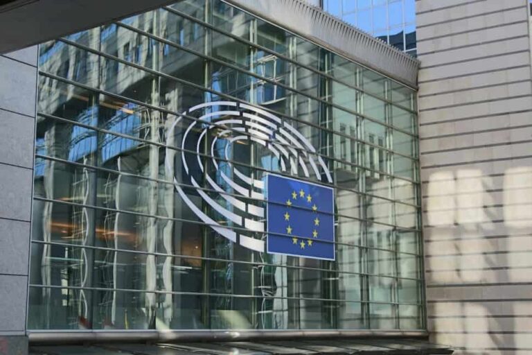 Az EU elzárja az orosz gázcsapot, a Fidesz nekiesett a Tisza Pártnak: 500 igen, és máris belpolitikai csatatér lett belőle