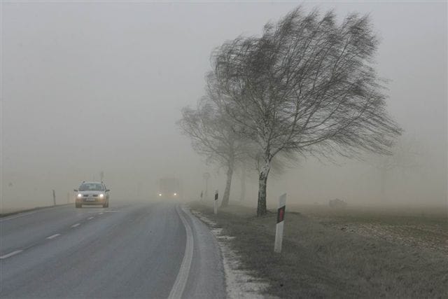 Többfelé viharos széllel búcsúzik a hétvége, elsőfokú figyelmeztetést adtak ki