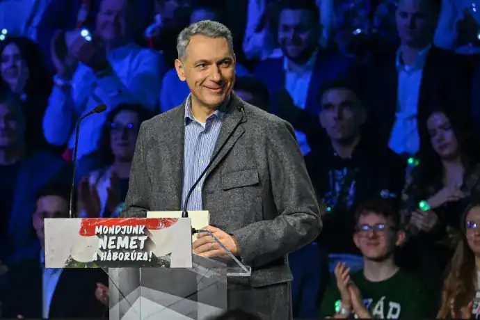 Lázár: Győrben egyeseknek fel kellett önteniük a garatra, hogy megvédjék magukat a dumámtól – botrányba fulladt a Lázárinfó