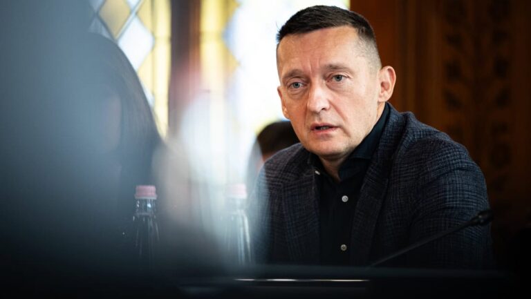 Döntött a bíróság: lehet hűtlen kezelés miatt nyomozni Rogánék propagandaköltései ügyében
