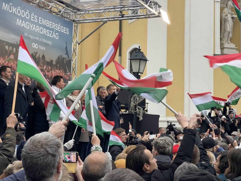 Bloomberg: A Tisza Párt győzelmére és növekedésre számíthatnak a befektetők, egy meggyőző ellenzéki győzelem komoly emelkedést hozhat