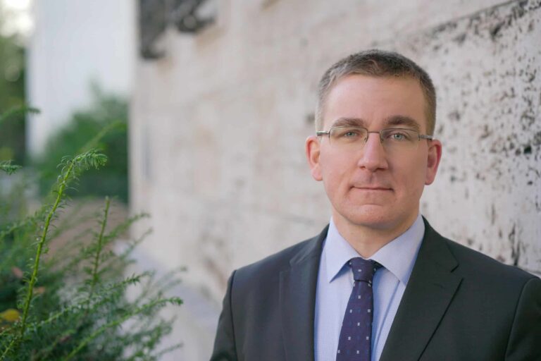 Rácz András: ha a kormány valóban szexvideóval járatja le Magyar Pétert, ez az orosz eset lehet a példa