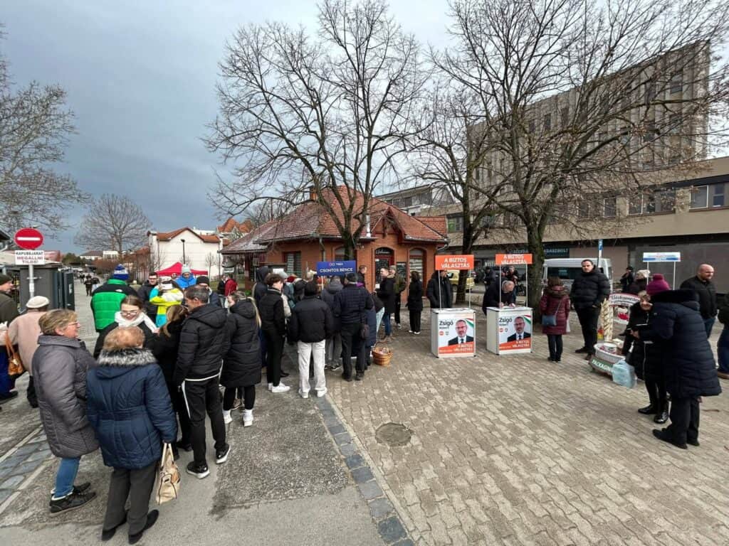 Emberek várakoznak sorban a Tiszánál, kampányreggeli hangulatban.