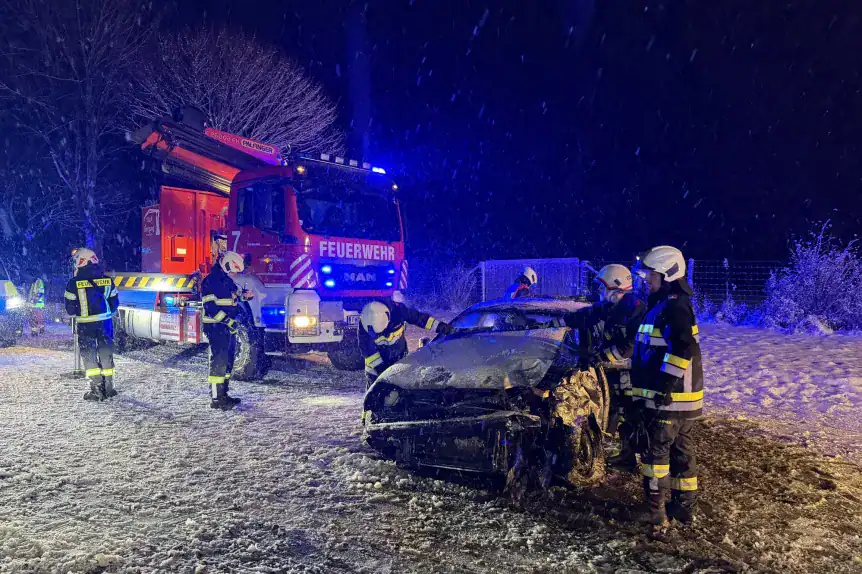 Árvíz és lavina miatt bajba került autó és tűzoltók Ausztriában, a mentőegységek dolgoznak a baleset.
