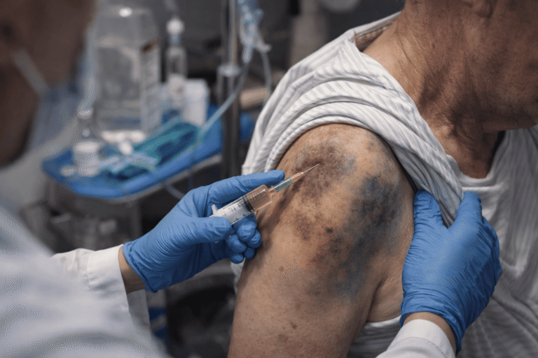 Semmire sem jó, házilag kotyvasztott injekciókat adtak daganatos betegeknek 30 ezerért – reményvesztett emberek beszélnek a fájdalmaikról, és a szerek tüneteiről