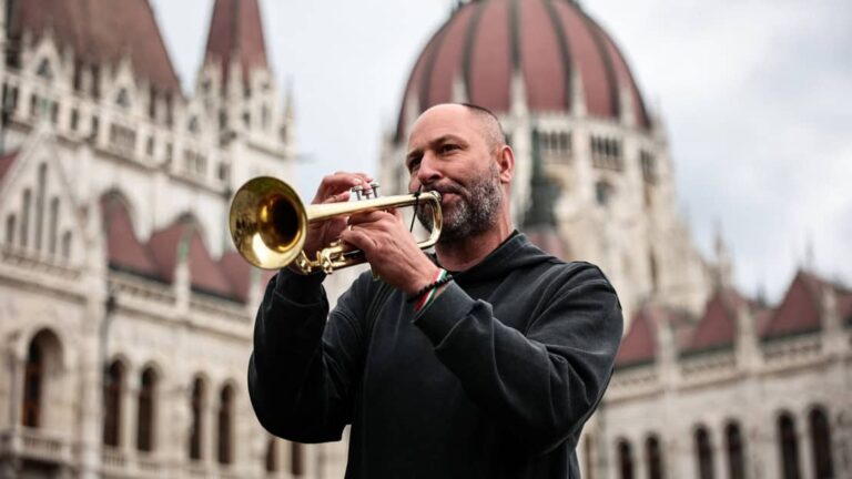 A trombitás Szabó Bálint bejelentette: elindul a választáson Magyar Péter választókerületében