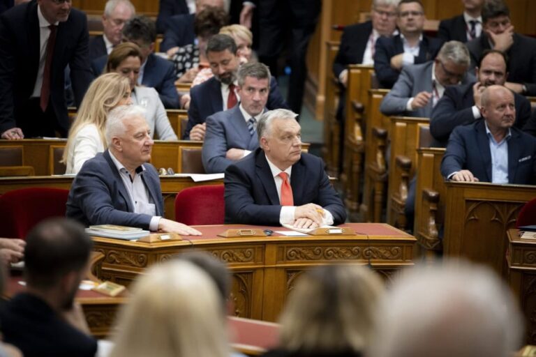 Zsinórban második évben növelte a kormány az államadósságot, megszegve saját tilalmát is