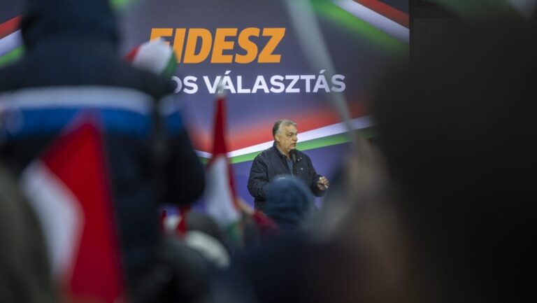 Elszabadultak az indulatok Orbán péceli fórumán – dulakodás volt a rejtélyes fekete ruhásokkal, rendőrök megint nem voltak jelen