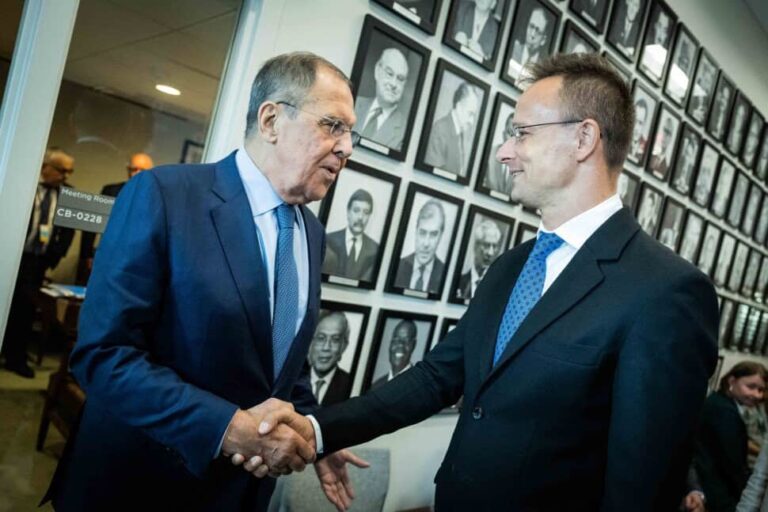 „Az oroszok kiszolgálójának kiszolgálója”: Szlovákiában is botrány tört ki Szijjártó és Lavrov beszélgetése miatt