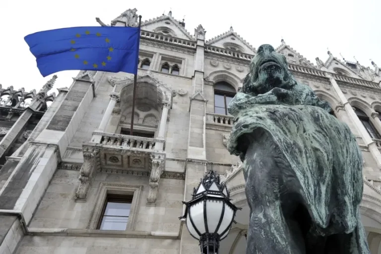 Több mint 10 év után visszakerül a Parlament homlokzatára az Európai Unió zászlója