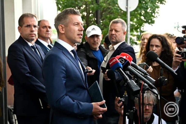 Ledarált iratok és fideszes kampányanyagok Lázár volt minisztériumában: Magyar Péter feljelentést tesz