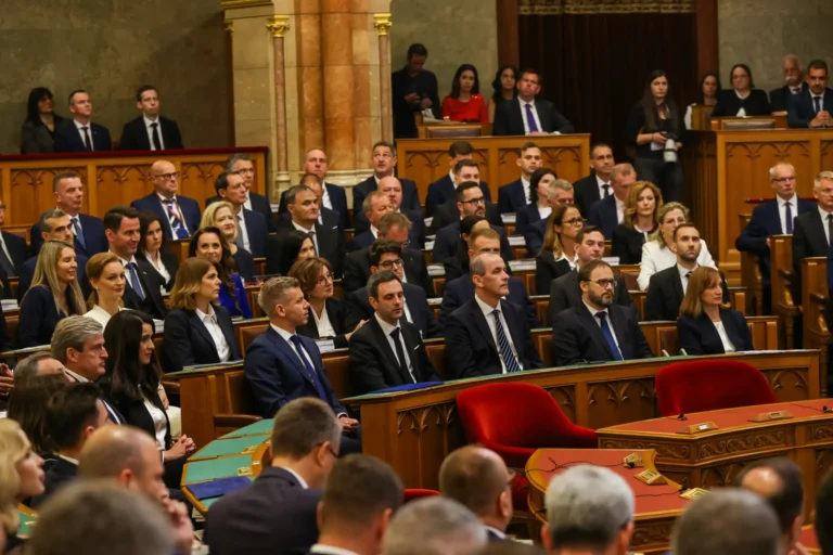 Parlament előtt a képviselői fizetések radikális csökkentése: a Tisza már júliustól új szabályokat vezetne be