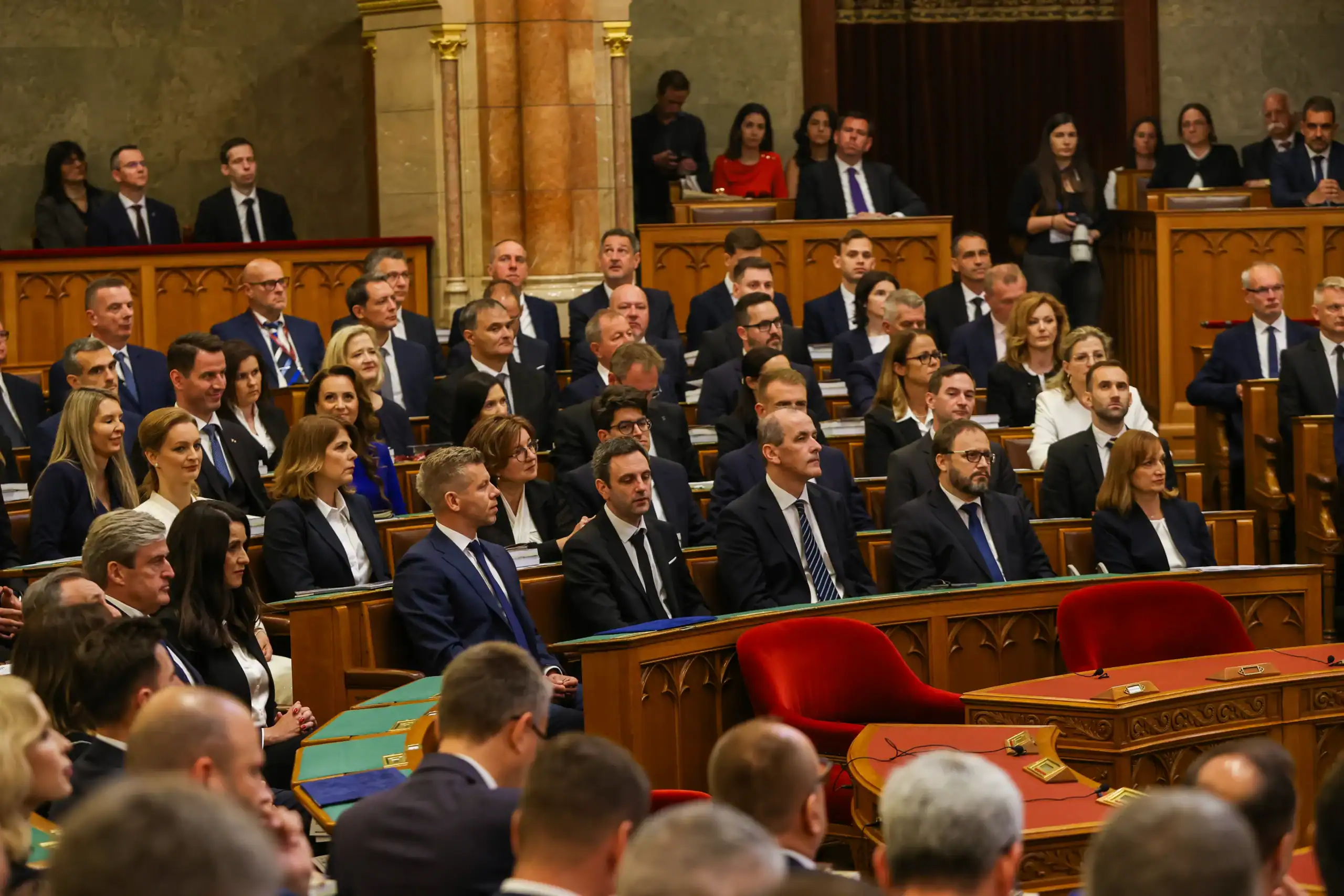 Parlament előtt a képviselői fizetések radikális csökkentése: a Tisza már júliustól új szabályokat vezetne be