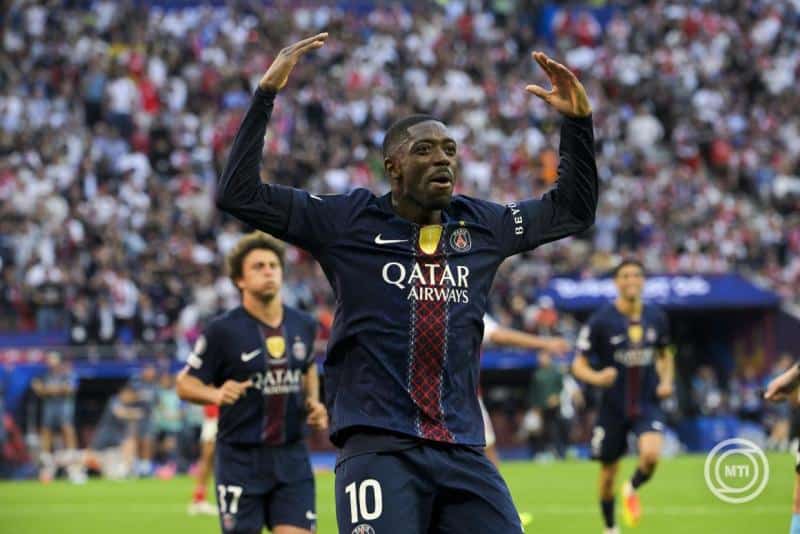 Focista a pályán, aki a PSG játékosa, a mérkőzés közben.